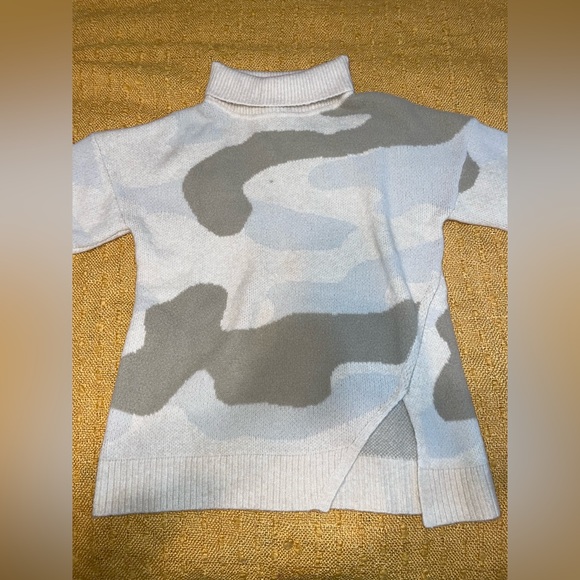 Express Turtleneck Sweater - Picture 4 of 9